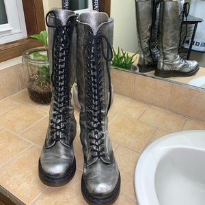 🔹DR MARTENS 1B60 20 Eye Soft Leather Boots